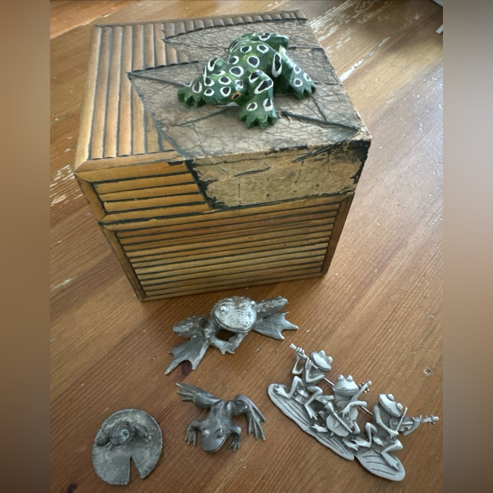 Vintage Decorative Frog Figurine Set - Pewter / JJ